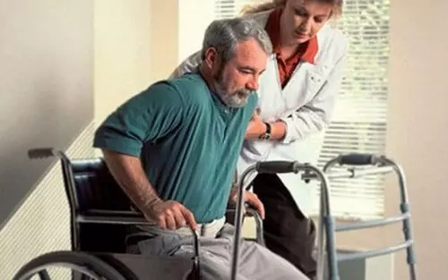 Người già bị đi lại khó khăn sau tai biến có phục hồi chức năng được hoàn toàn không?